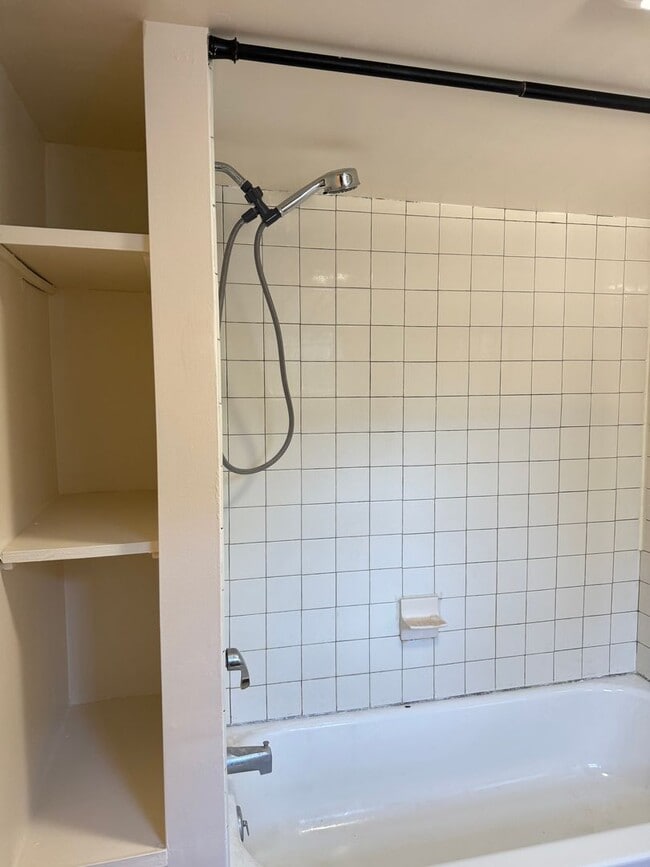 Building Photo - Charming 1 Bedroom Cottage with Bonus Room...