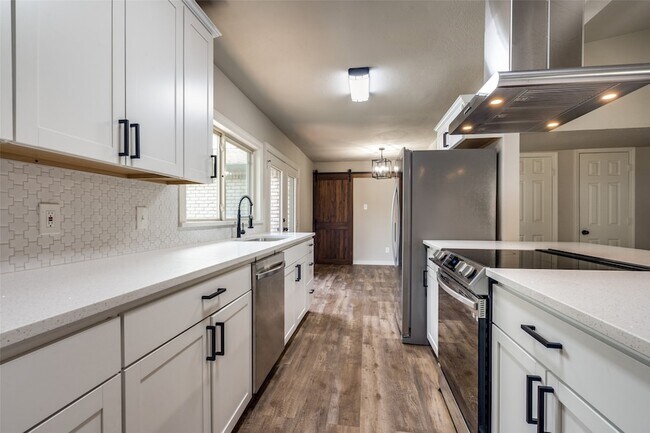Building Photo - 5096 Thompson Dr