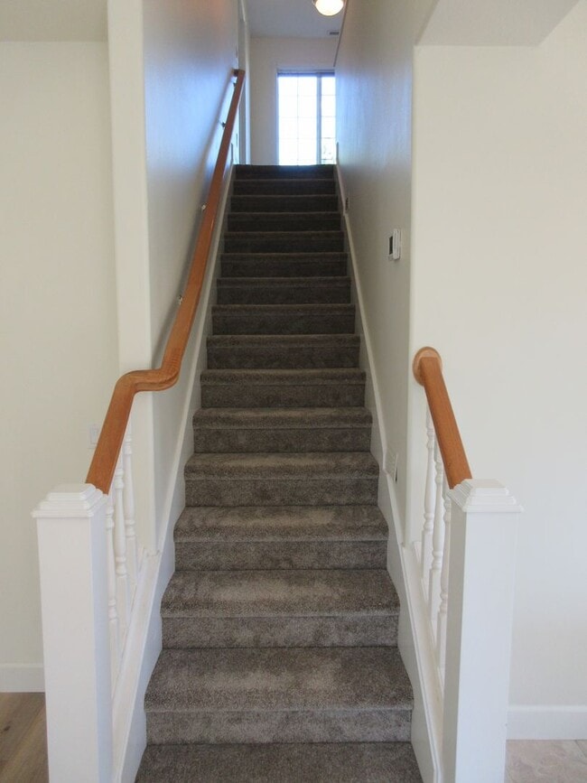 Building Photo - Large 4 Bedroom Home in West Salem