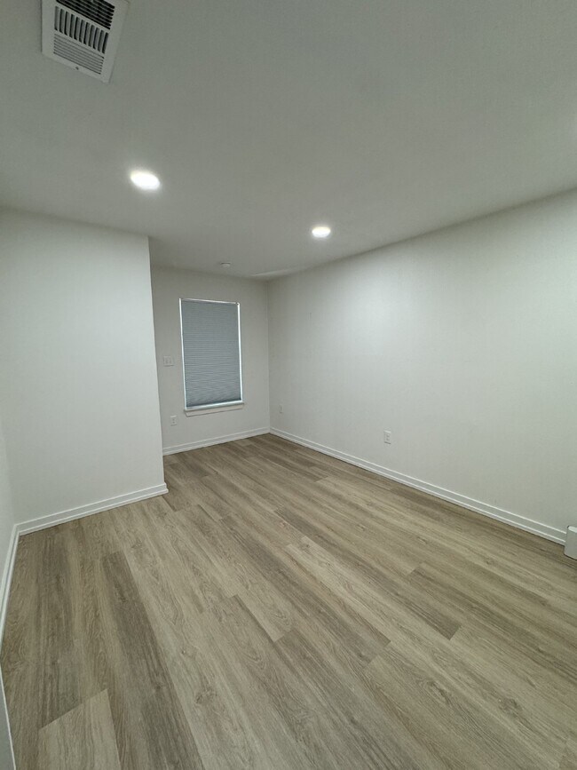 Building Photo - "Charming 1-Bedroom Haven with 1.5 Baths on Hines Avenue, Waco"