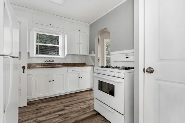 Building Photo - 5705 Ross Ave