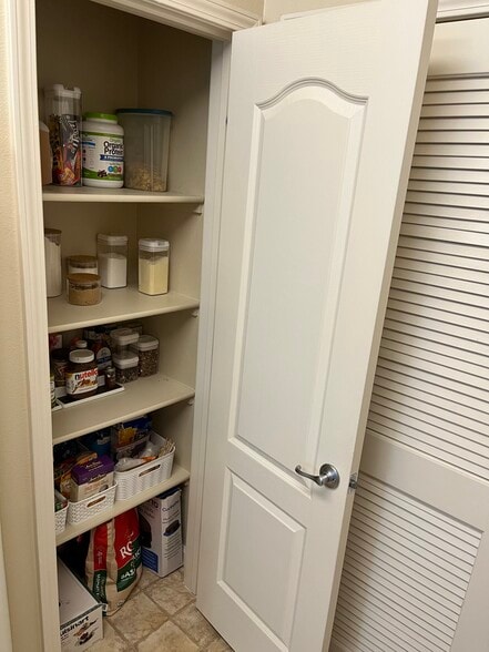 Kitchen pantry - 5350 Dunlay