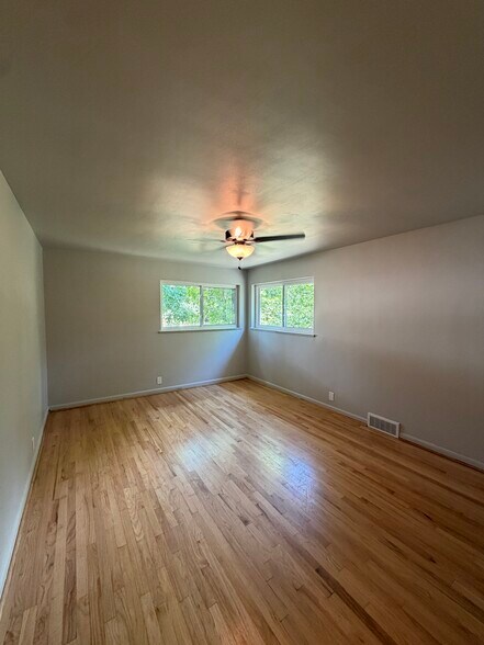 Building Photo - 1025 Estes St