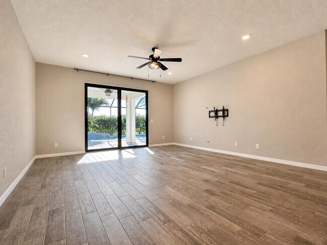 Building Photo - 348 SE Courances Dr