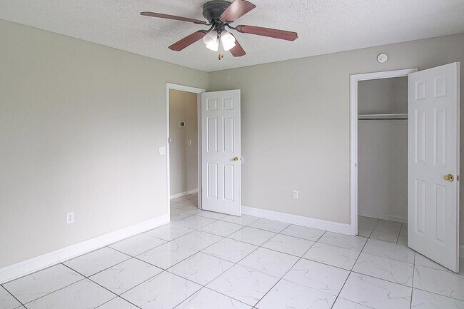Building Photo - 1235 Pineridge Way