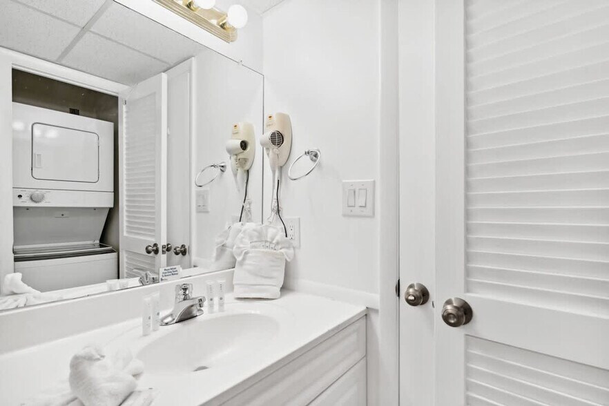 Building Photo - 8815 Thomas Dr