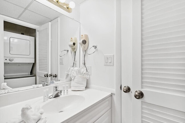 Building Photo - 8815 Thomas Dr