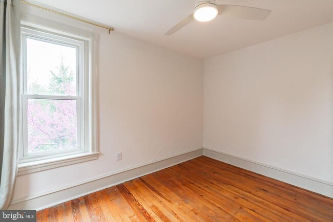 Building Photo - 503 Seville St