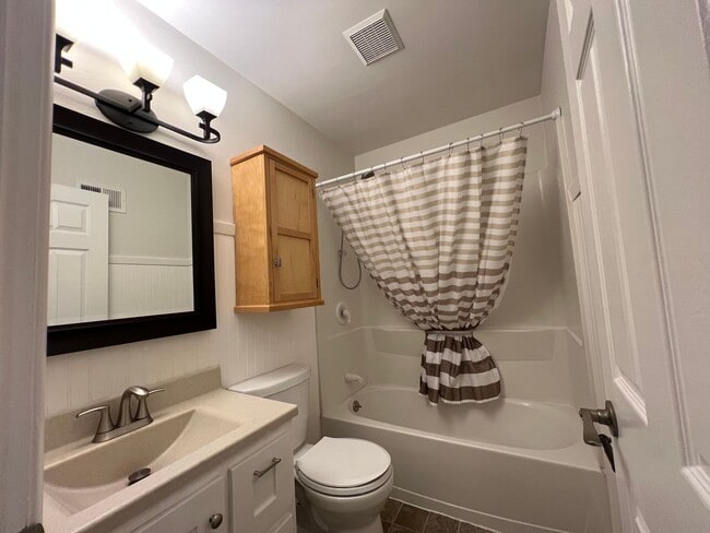 Building Photo - Lovely North Fargo Home