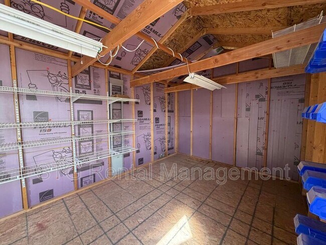 Building Photo - 923 Rolling Hills Rd