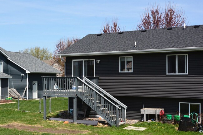 Building Photo - Spacious 4-Bedroom Gem in Buffalo with 3-C...