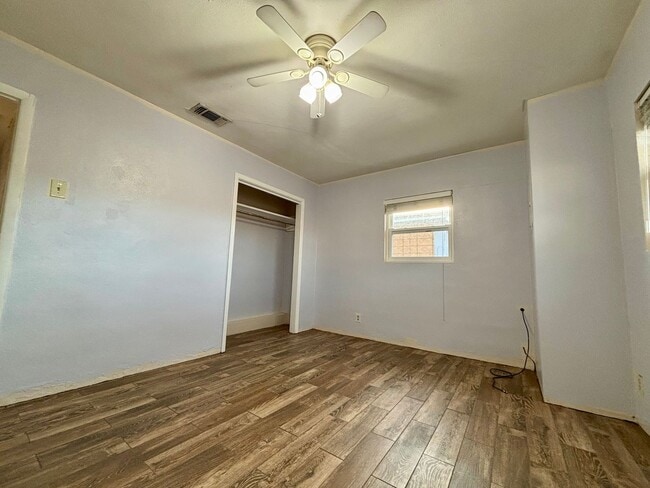 Building Photo - 415 Romana