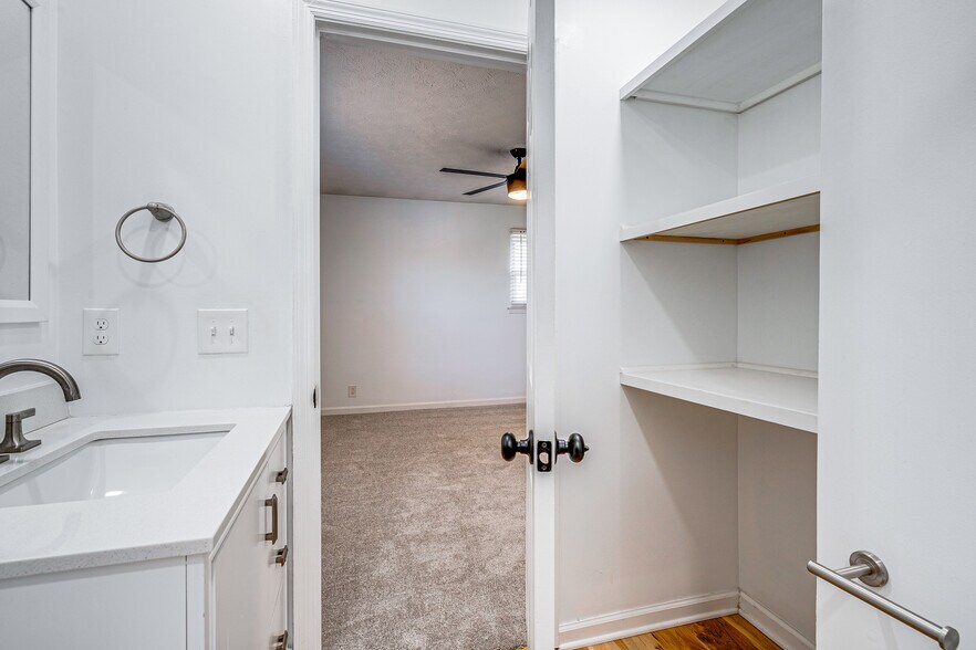 Building Photo - 5317 Ashlawn Dr