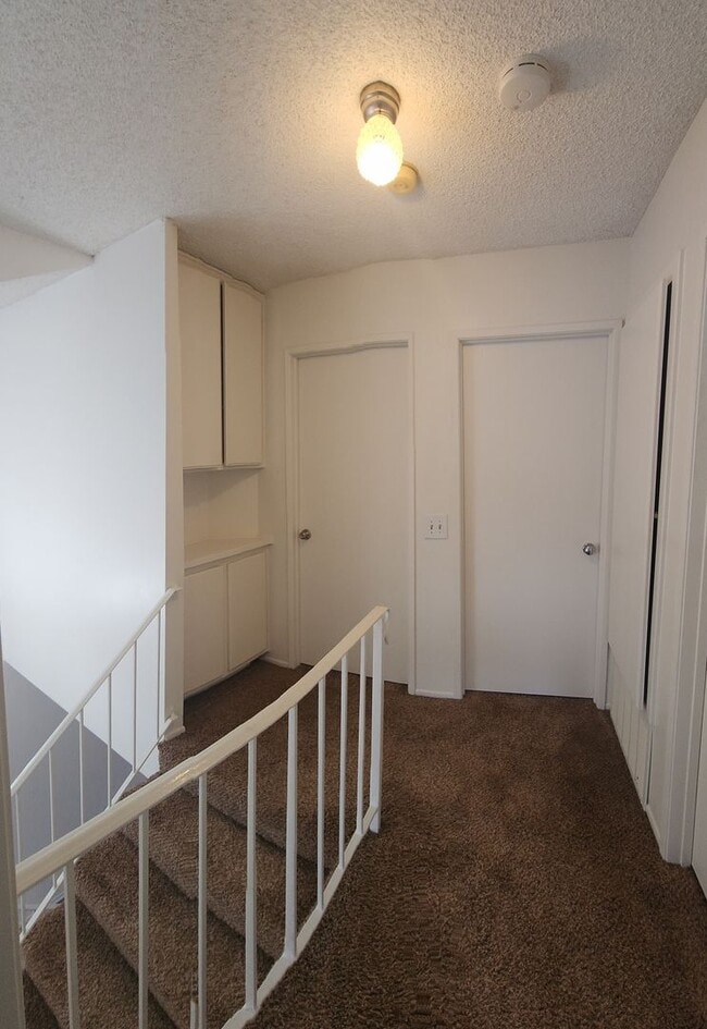 Building Photo - West End Ventura 3 bedroom townhome with attached garage and spacious yard