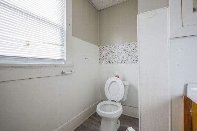 Building Photo - 1022 19th St NW