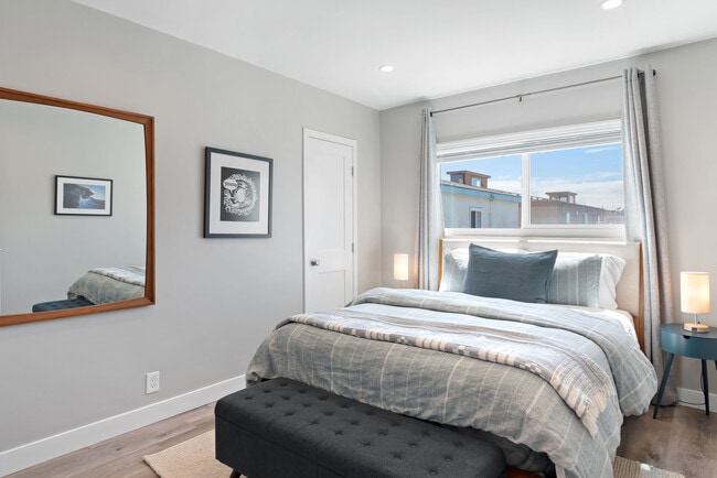 Building Photo - 617 Loma Dr