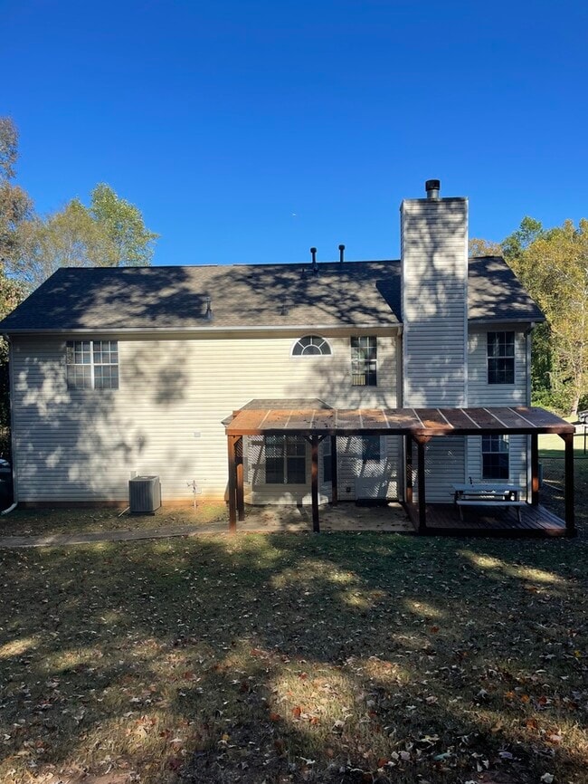 Building Photo - Great Location!