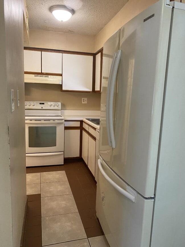 Building Photo - 4405 Lakeside Dr