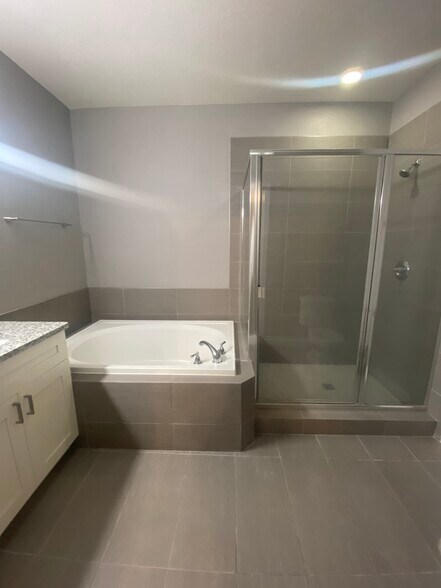 Building Photo - 16205 Enclave Village Dr