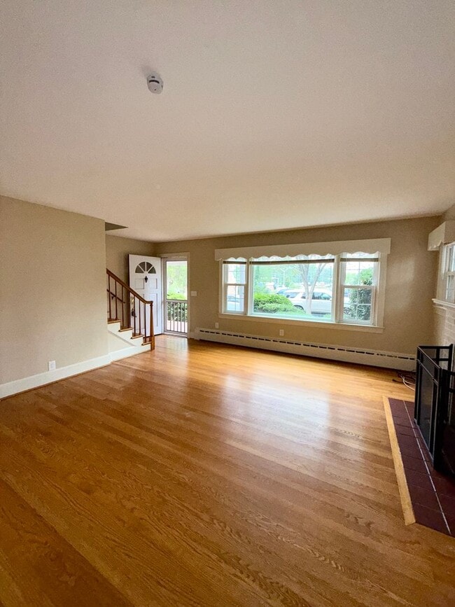 Building Photo - Spacious 3 Bed Duplex in Downtown Fredericksburg