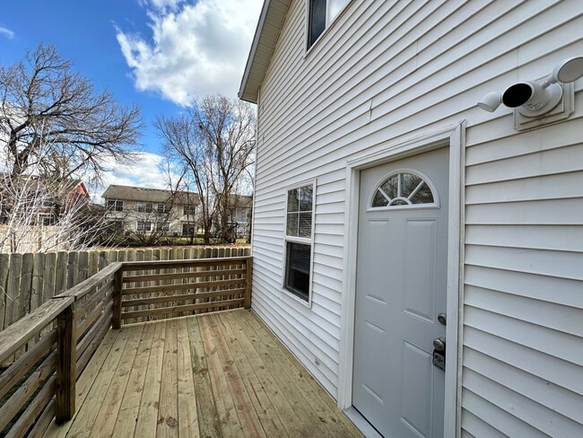 Building Photo - 215 E North - 4 Bedroom/1 Bathroom Home Do...