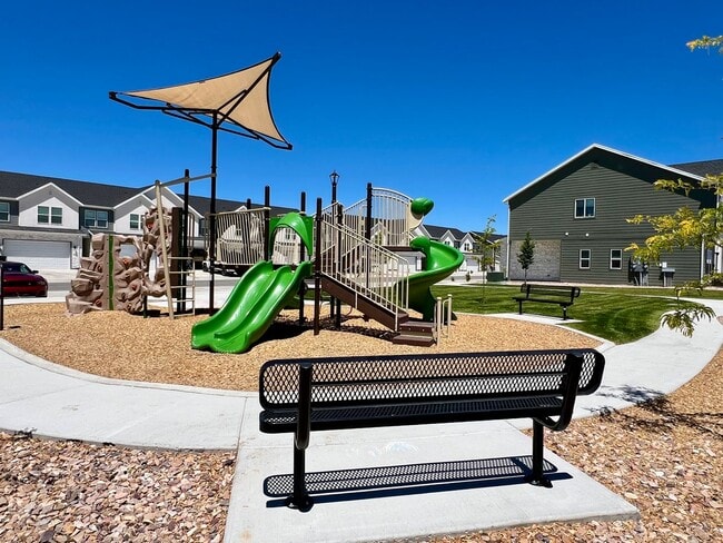 Building Photo - LOVELY TOWNHOME IN SALEM