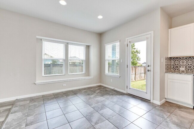 Building Photo - 3 Bedroom Home on Corner Lot - One Month FREE