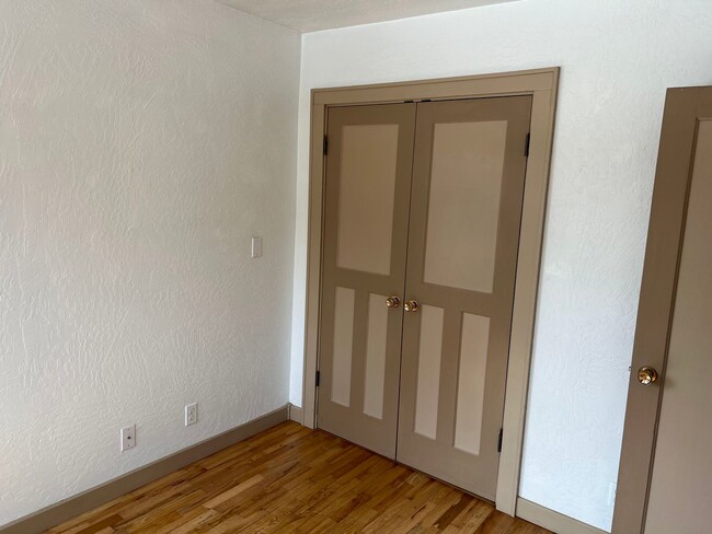 Building Photo - 3 Bed, 1.5 Bath near Rose Garden and Willamette River bike path in Whiteaker