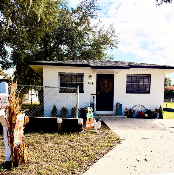 Building Photo - 704 W 13th St