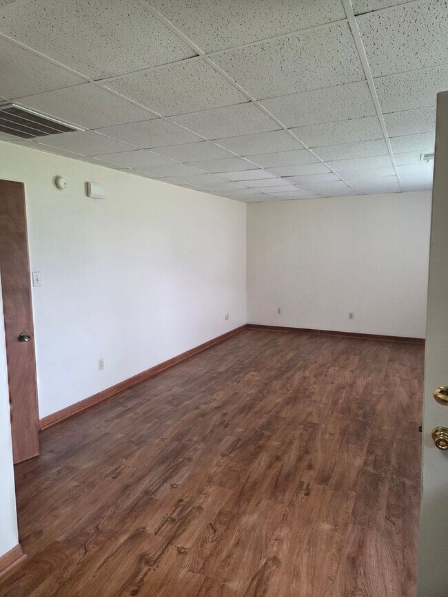 Building Photo - Large 1-Bedroom Apartment with Washer/Dryer Hookups