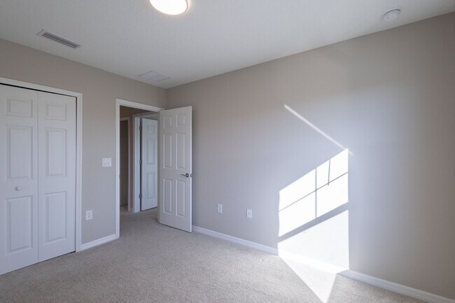 Building Photo - Gorgeous 3-Bed/2.5-Bath Townhome in Treves...