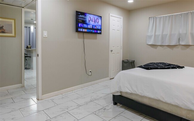 Building Photo - 8110 Albacore Dr