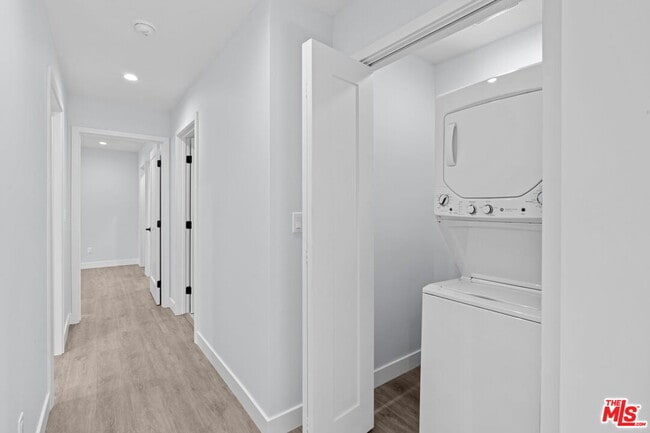 Building Photo - 1518 1/2 Stearns Dr