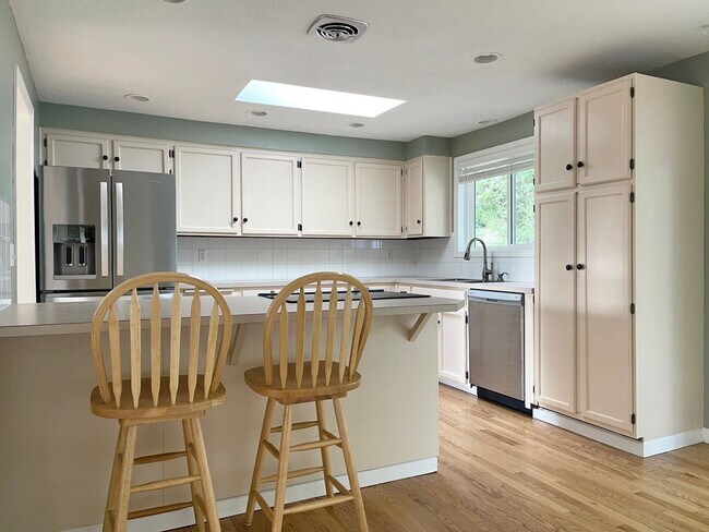 Building Photo - SPACIOUS 4 Bed/3 Full Bath Home in West Linn