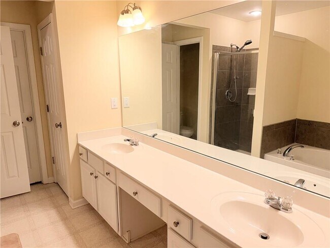Building Photo - 2380 Fairlie Dr