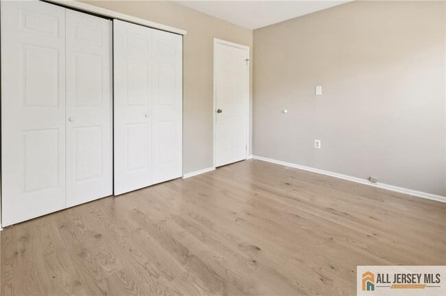 Building Photo - 10 Brookline Ct