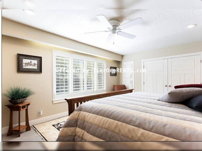 Building Photo - This property offers a NO DEPOSIT option available for qualified renters!