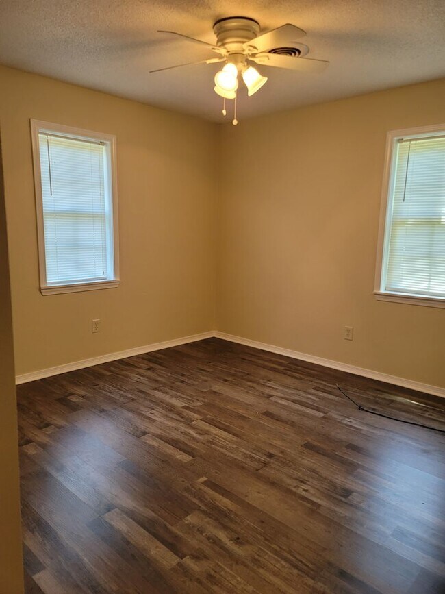 Building Photo - Cozy 3 bed 1.5 bath home for rent in Van B...