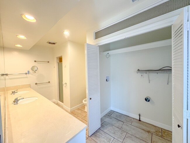 Building Photo - Beautiful Spacious 3bd 2ba