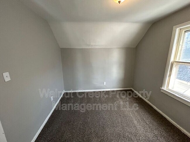 Building Photo - 939 W 22nd St