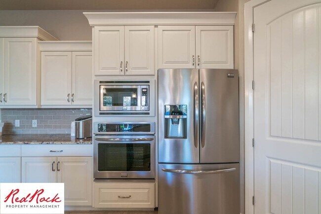 Building Photo - Stunning 3 Bedroom Fully Furnished Home. C...