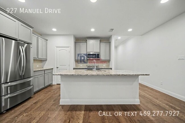 Building Photo - 927 Manuel Dr