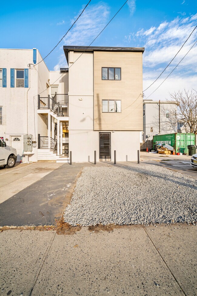 Building Photo - 21 N Albany Ave