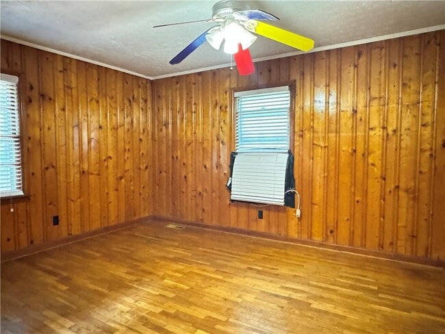 Building Photo - 222 Pineview Dr