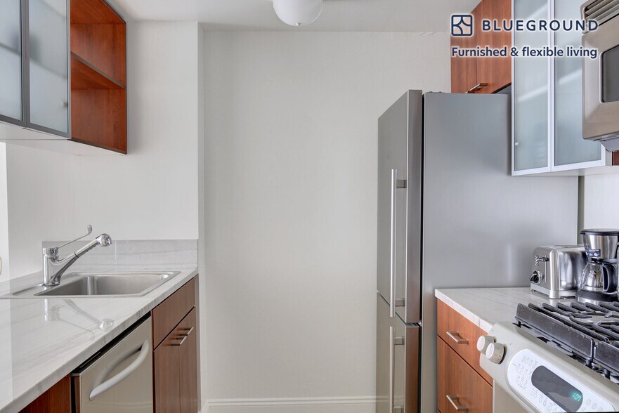 Building Photo - 215 E 96th St