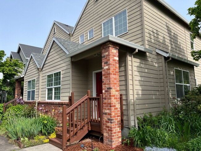 Primary Photo - 2 Bed, 2 1/2 Bath townhome close to the Ri...