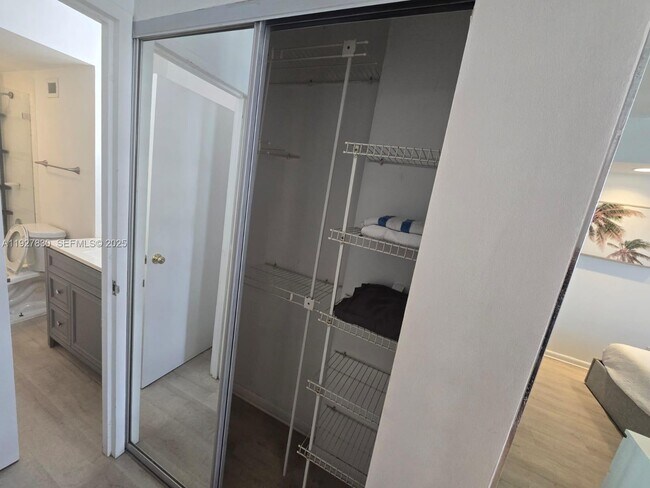 Building Photo - 100 Lincoln Rd