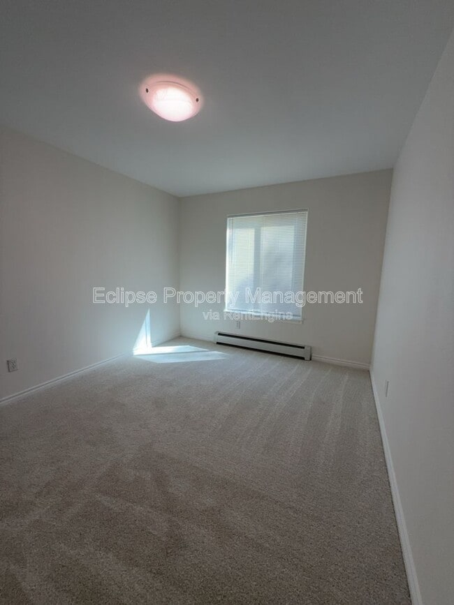 Building Photo - 714 E Harbor Cir