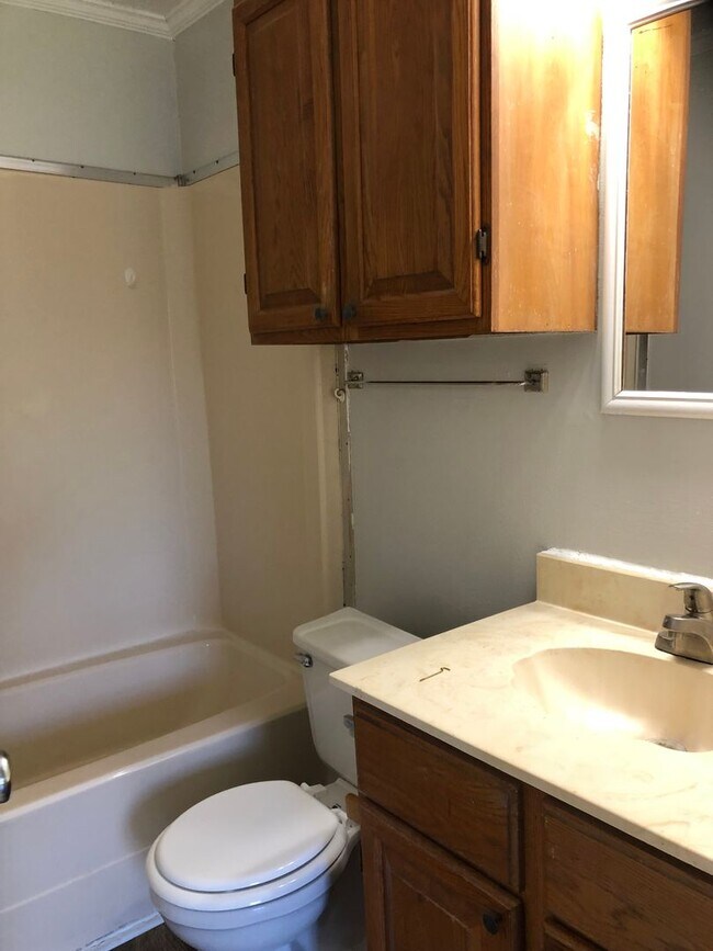 Building Photo - Large Duplex in a quiet cul-d-sac close to...
