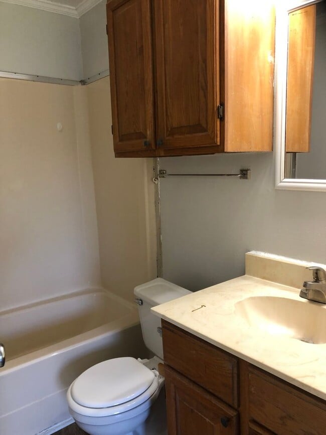 Building Photo - Move In Specual Large Duplex in a quiet cul-d-sac close to VA hospital